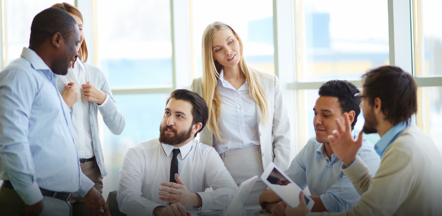 Grupo de jovens executivos em reunião